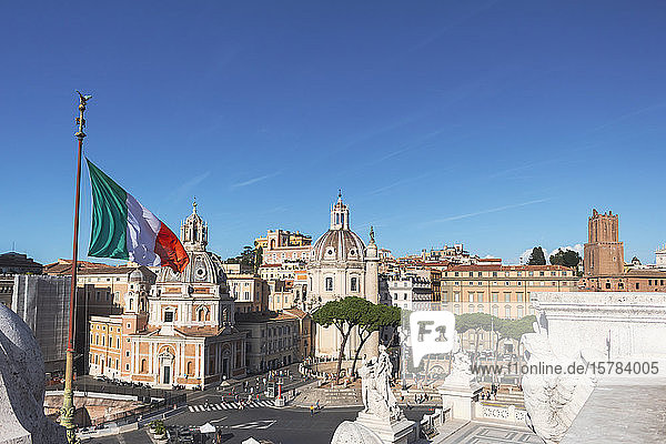 Italien  Rom  klarer blauer Himmel über der italienischen Flagge und der Piazza Venezia