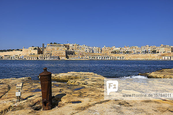 Malta Valletta Stadtlandschaft mit Meer im Vordergrund