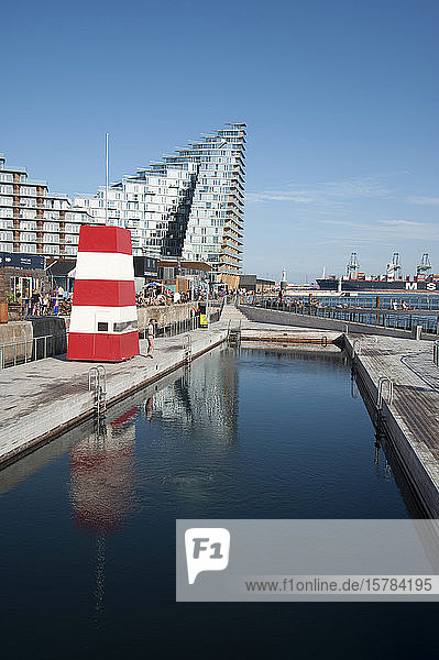 Dänemark  Aarhus  Hafen Badeschwimmbad mit modernen Wohnungen im Hintergrund