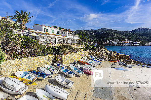 Spanien  Mallorca  Sant Elm  Boote an der Strandpromenade