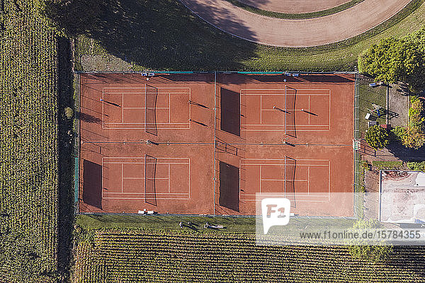 Deutschland  Baden-Württemberg  Freiburg im Breisgau  Luftaufnahme von leeren Tennisplätzen