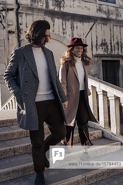Junges Paar beim Gang über eine Brücke in der Stadt Venedig  Italien