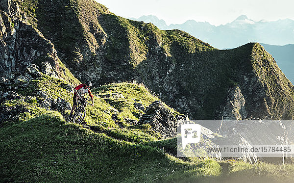 Mountainbiker auf einem Weg auf einem Bergrücken  Graubünden  Schweiz