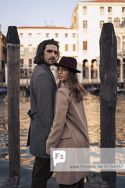 Porträt eines jungen Paares am Canal Grande in Venedig  Italien