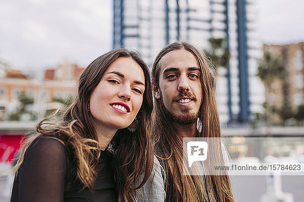 Porträt eines lächelnden jungen Paares in der Stadt