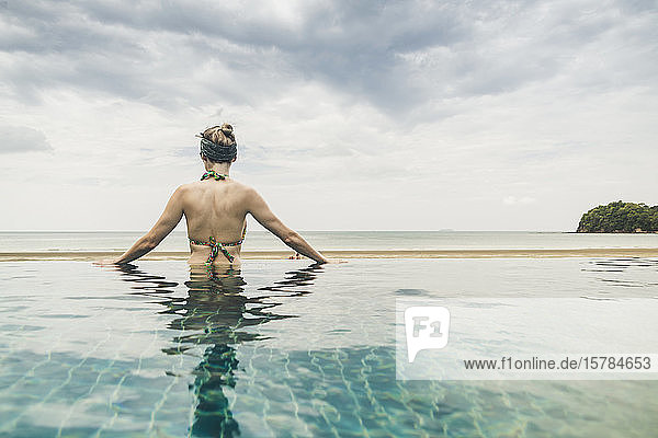 Rückansicht einer Frau im Infinity-Pool  Koh Lanta  Thailand