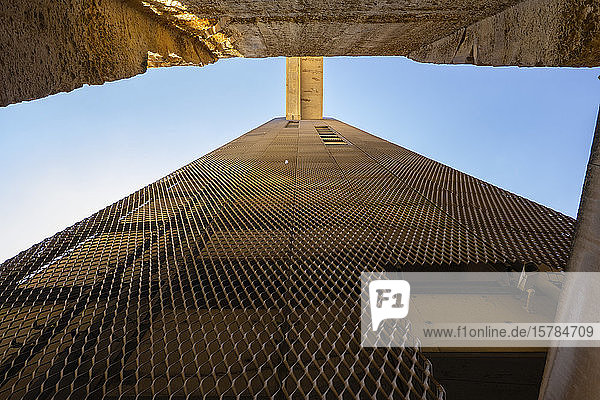 Malta Valletta Niedrigwinkelansicht des Barrakka-Aufzugs mit Aluminiumgitter