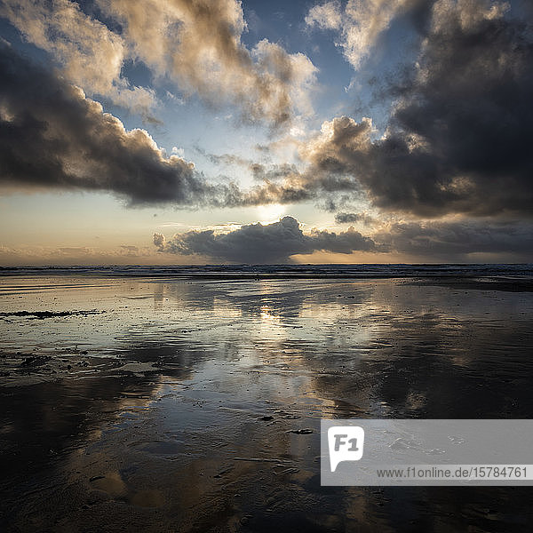 UK Wales Pembrokeshire Süßwasser Weststrand bei dramatischem Sonnenuntergang