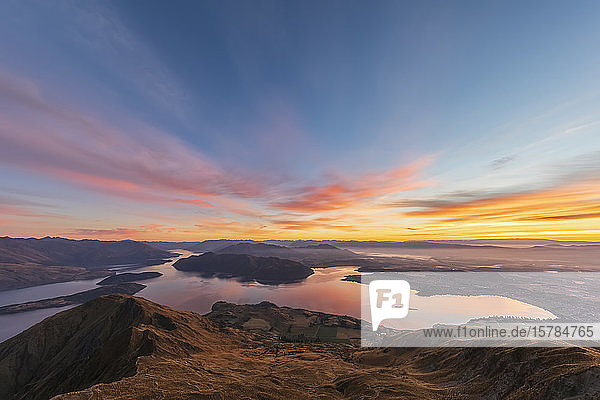 Wanaka und der Wanakasee bei Sonnenaufgang  Blick vom Roys Peak  Südinsel  Neuseeland