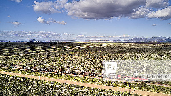 Südafrika  Westkap  Luftaufnahme eines an Feldern vorbeifahrenden Güterzuges