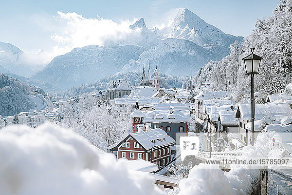Germany  Bavaria  Berchtesgaden  Town and Watzmann in deep snow