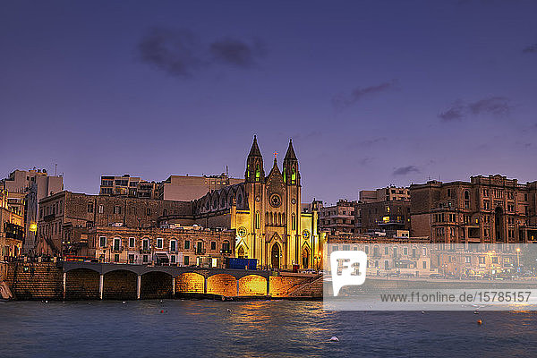 Malta St. Julian Stadtsilhouette bei Nacht mit Karmeliterkirche in der Balluta-Bucht