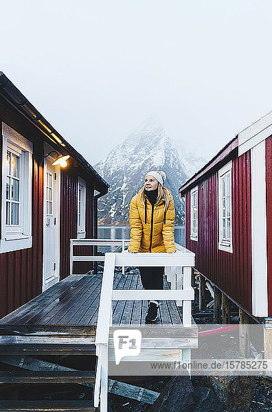 Tourist auf einer Veranda auf Hamnoy  Lofoten  Norwegen