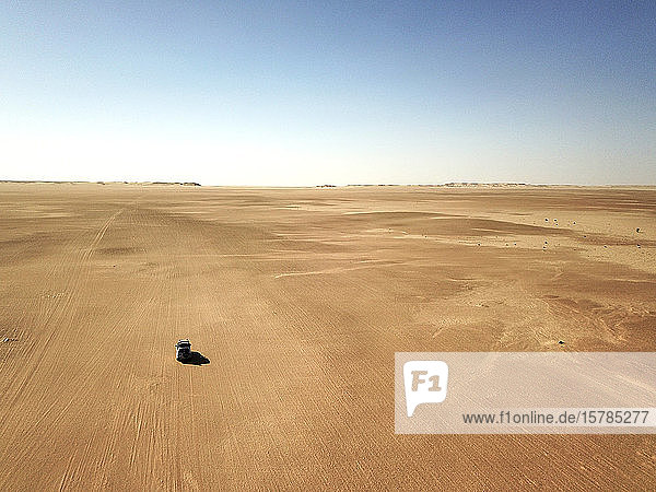 Mauretanien  Banc dArguin-Nationalpark  Luftaufnahme eines Geländewagens  der durch die Wüste fährt