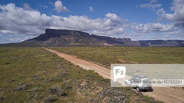 Südafrika  Westkap  Blanco  Luftaufnahme eines weißen 4x4  der auf Feldwegen fährt
