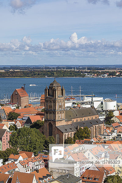 Deutschland  Mecklenburg-Vorpommern  Stralsund  St. Jakobskirche und umliegende Altstadthäuser