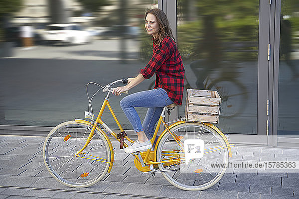 Brünette Fahrradfahrerin in der Stadt