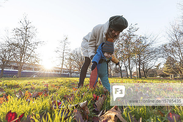 Frau mit ihrem kleinen Sohn im Herbst im Park
