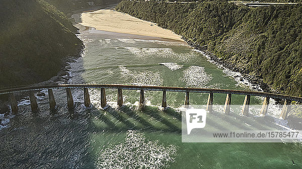 Südafrika  Wildnis  Luftaufnahme der Kaaimans-Flussbrücke und des Ozeans