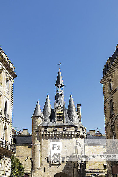 Frankreich  Gironde  Bordeaux  klarer blauer Himmel über dem mittelalterlichen Tor Porte Cailhau