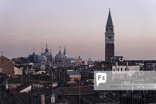 Italien  Venedig  Stadtbild mit Basilikaglocke St. Marks bei Sonnenuntergang