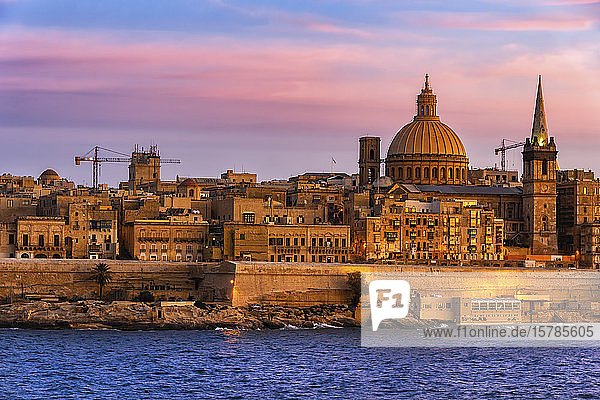 Malta Valletta Stadtsilhouette bei Sonnenuntergang und Marsamxett-Hafen