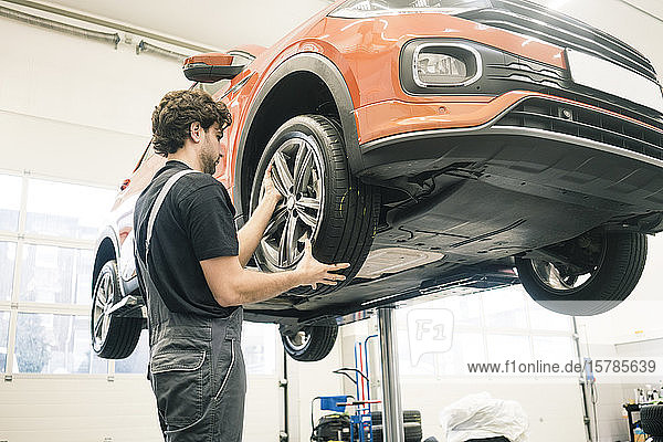 Automechaniker in einer Werkstatt beim Reifenwechsel