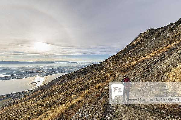 Frau wandert am Roys Peak  Lake Wanaka  Neuseeland