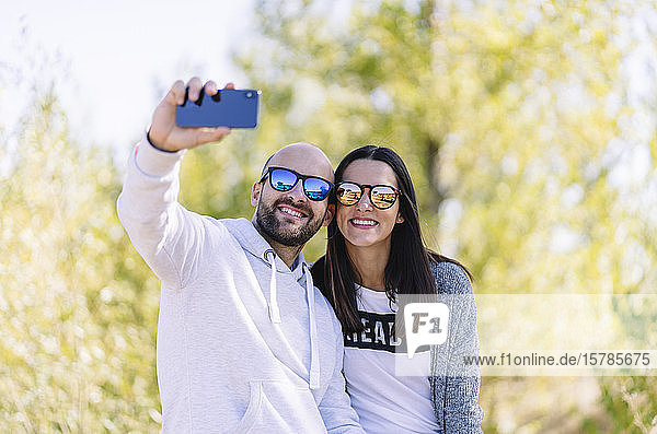 Paar mit Sonnenbrille und Selbstbedienung im Park