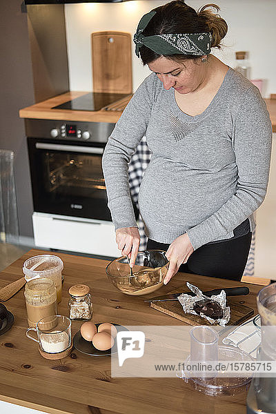 Schwangere  die zu Hause gesunden Kuchen mit Tahini  Walnüssen und Zartbitterschokolade backt