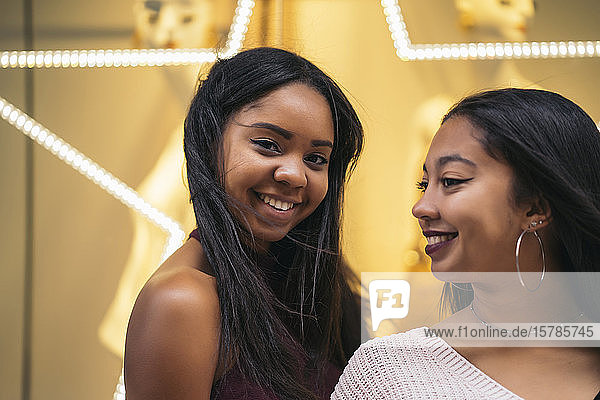 Porträt von zwei glücklichen  attraktiven jungen Frauen