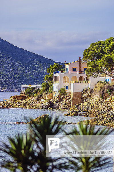 Spanien  Mallorca  Sant Elm  abgelegenes Haus an der Küste