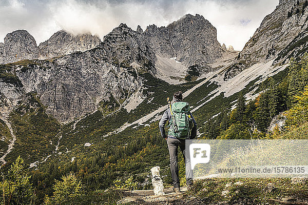Frau wandert am Wilden Kaiser und genießt die Aussicht  Kaisergebirge  Tirol  Österreich