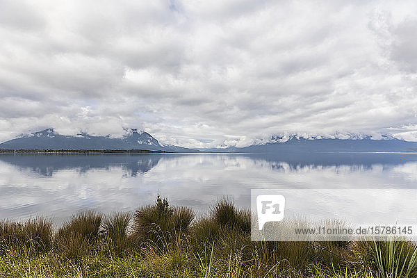 Neuseeland  Grauer Bezirk  Moana  Wolken  die sich im Brunnersee spiegeln