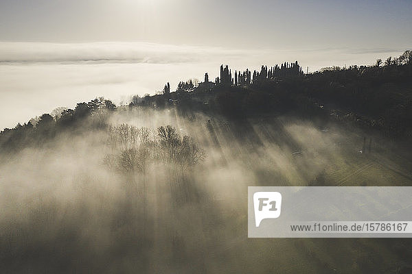 Italien  bei Perugia  Luftaufnahme des Nebels im Tal