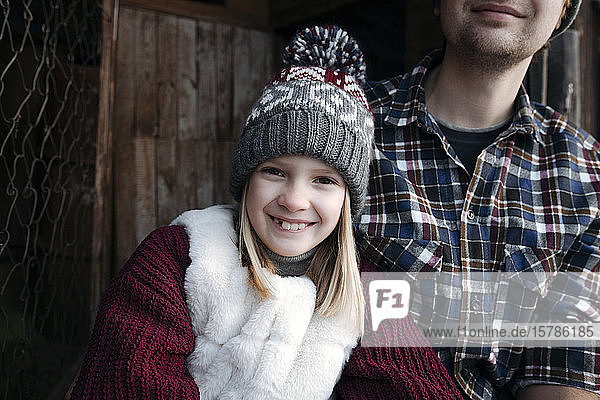 Porträt eines lächelnden Mädchens mit ihrem Vater im Winter im Freien