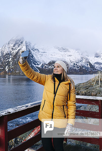 Lächelnder Tourist beim Selfie auf Hamnoy  Lofoten  Norwegen