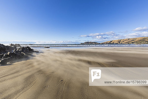 Neuseeland  Verschwommene Bewegung der Wellen am Sandstrand von Nugget Point