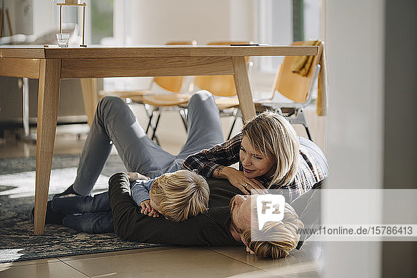 Glückliche  entspannte Familie  die zu Hause gemeinsam auf dem Boden liegt