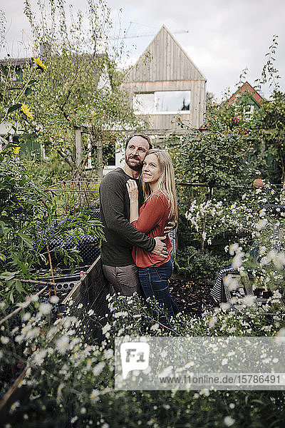 Glückliches Paar genießt seinen Stadtgarten