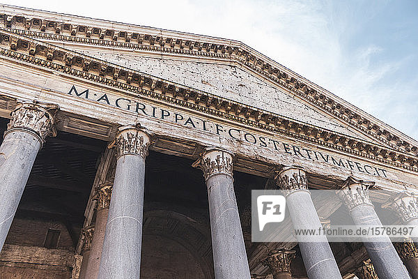 Italien  Rom  Niedrigwinkelansicht der Pantheon-Kolonnade