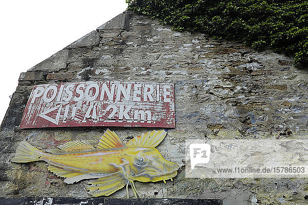 Frankreich  Bretagne  Audierne  Handbemaltes Fischladenschild mit Fischen an alter Hauswand
