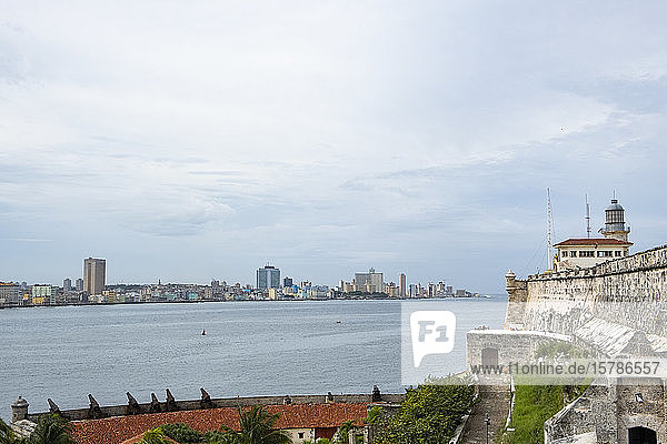 Kuba  Havanna  Hafenviertel der Stadt vom Schloss Morro aus gesehen