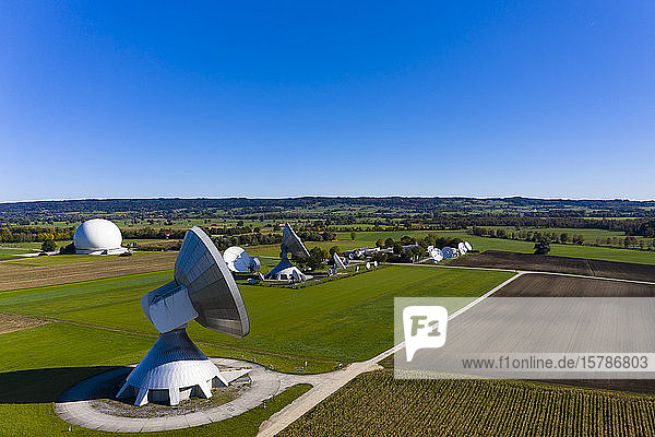 Deutschland  Bayern  Luftbild der großen Parabolantennen der Bodenstation Aufwinde und grüne Felder