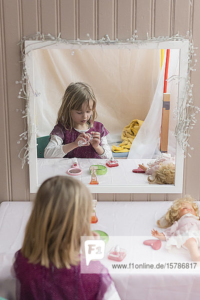 Spiegelbild eines kleinen Mädchens  das zu Hause spielt