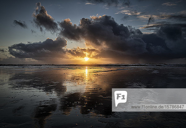 UK Wales Pembrokeshire Süßwasser Weststrand bei dramatischem Sonnenuntergang