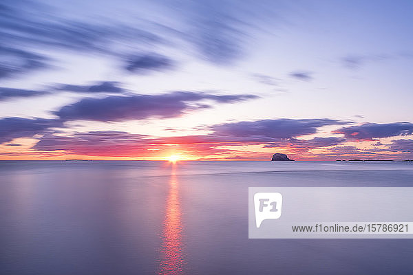 UK  Schottland  Firth of Forth bei stimmungsvollem Sonnenaufgang mit der Silhouette des Bass Rock im Hintergrund