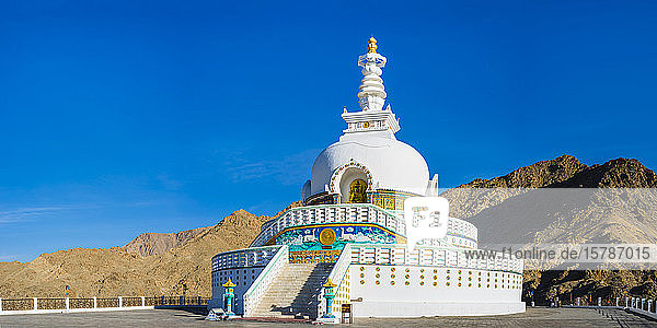 Indien  Jammu und Kaschmir  Ladakh  Leh  Shanti Stupa