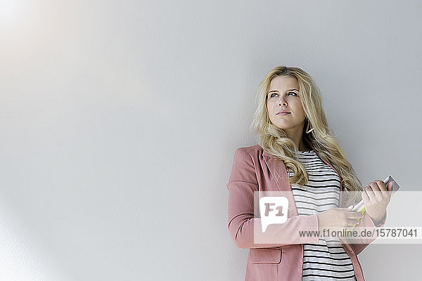Porträt einer blonden Geschäftsfrau mit digitalem Tablett  weißer Hintergrund