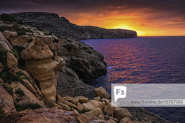 Malta Felsenküste des Mittelmeers bei Sonnenaufgang